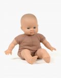 minikane-collection-accessoires-et-dressing-poupees-babies-28cm-mae-petite-fille-asie-assis