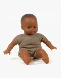 minikane-collection-accessoires-et-dressing-poupees-babies-28cm-oscar-petit-garcon-afrique-assis