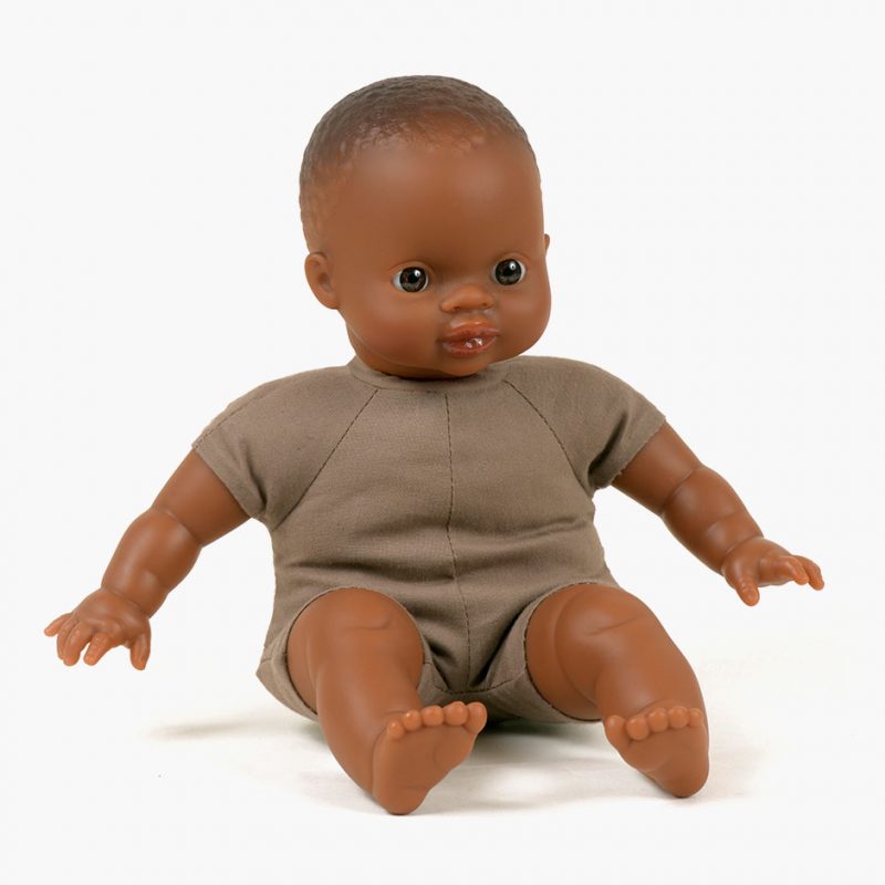 minikane-collection-accessoires-et-dressing-poupees-babies-28cm-oscar-petit-garcon-afrique-assis